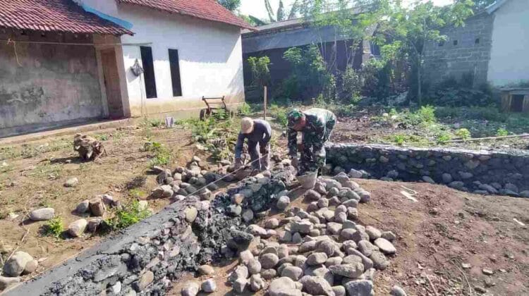 Tak Sekadar Jaga Wilayah, TNI Hadir Bantu Pembangunan Rumah Warga di Wonomerto