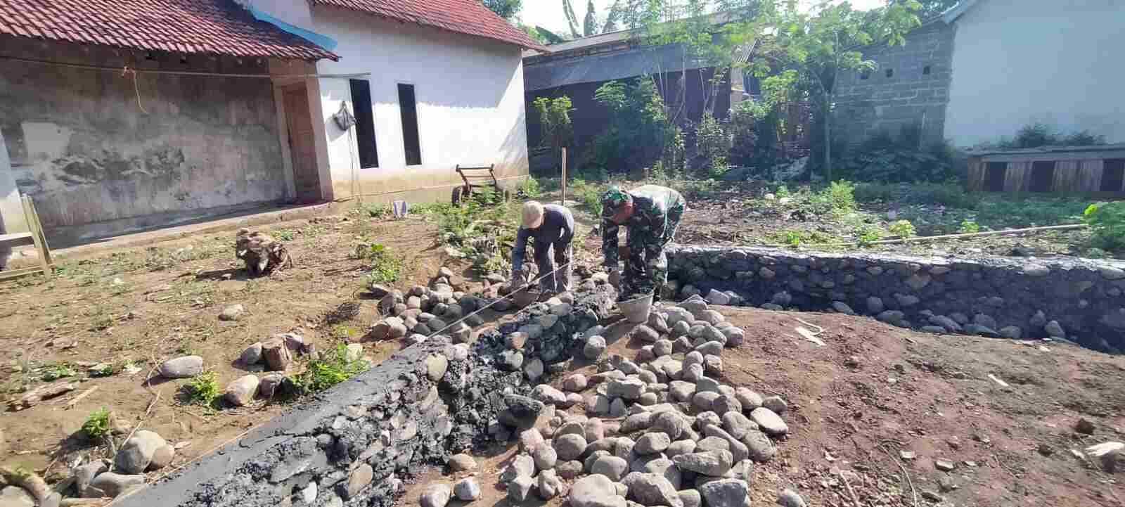 Tak Sekadar Jaga Wilayah, TNI Hadir Bantu Pembangunan Rumah Warga di Wonomerto