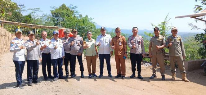 
Jalan Rusak Akibat Longsor, Dishub dan Forkopimka Tiris Berlakukan Pembatasan Kendaraan Melalui Portal Sementara