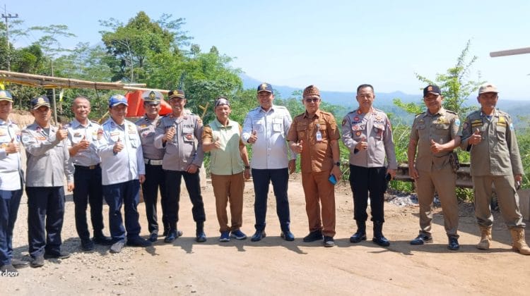 Jalan Rusak Akibat Longsor, Dishub dan Forkopimka Tiris Berlakukan Pembatasan Kendaraan Melalui Portal Sementara