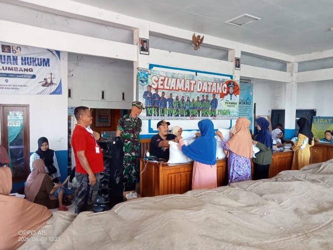 
Babinsa Lumbang Dampingi Distribusi Beras Cadangan Pemerintah, Warga: Sangat Membantu Kebutuhan Sehari-hari