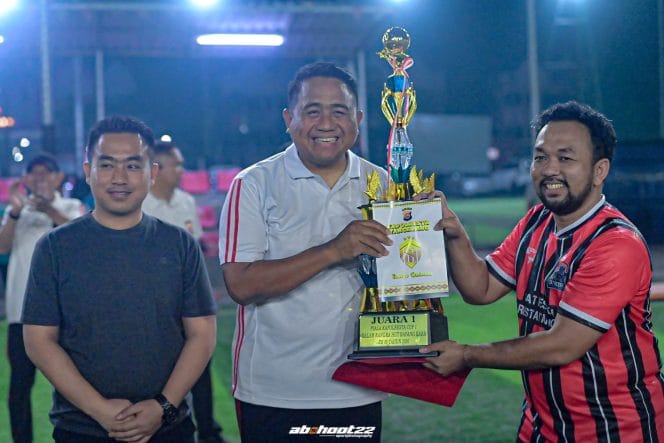 
Final Sengit Berbuah Manis, Satreskrim FC dan Senkom FC Raih Gelar Juara