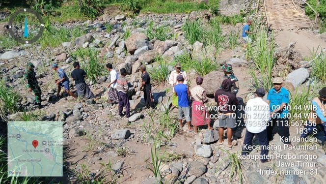 
Bersama Masyarakat Koramil Pakuniran Kerja Bakti Di Lokasi Jembatan Putus
