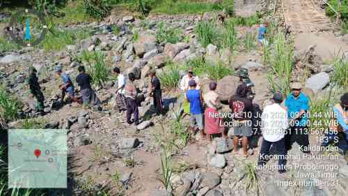 Bersama Masyarakat Koramil Pakuniran Kerja Bakti Di Lokasi Jembatan Putus