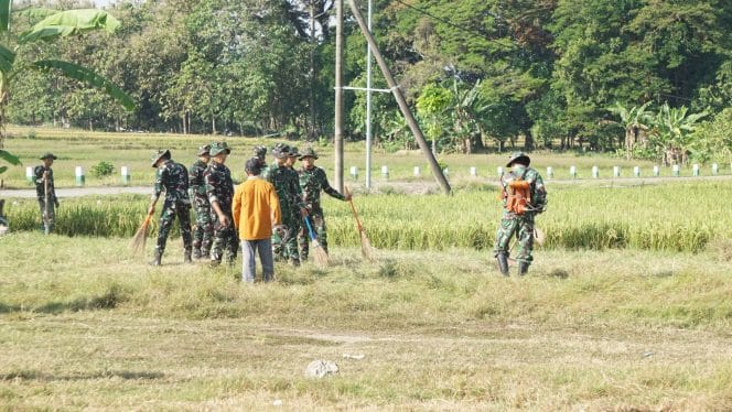 
Pererat Kemanunggalan, Brigif TP 33/Naga Sesha Gelar Karya Bakti dan Anjangsana di Bubulan Bojonegoro