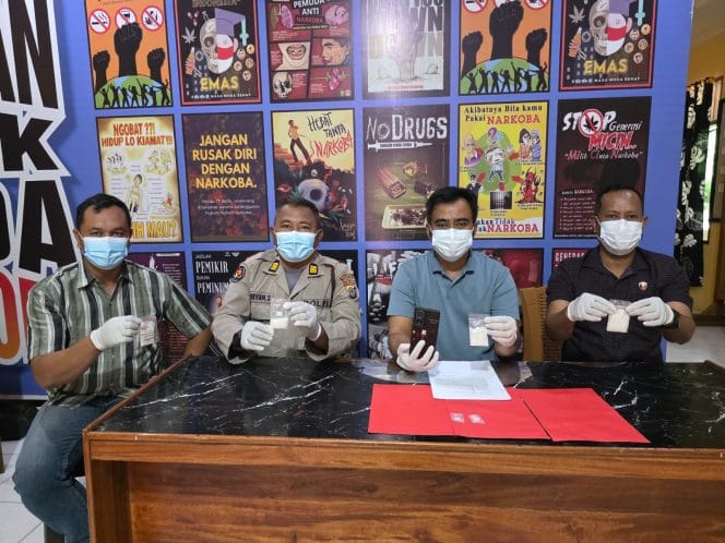
Satresnarkoba Polres Morowali Utara tangkap pelaku Narkoba di Desa Ganda-Ganda, 6 paket besar sabu disita