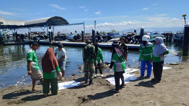 
Jum’at Berkah, Personel Kodim 1505/Tidore Bersihkan Pesisir Pantai dan Lingkungan Kedaton