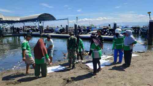 Jum’at Berkah, Personel Kodim 1505/Tidore Bersihkan Pesisir Pantai dan Lingkungan Kedaton