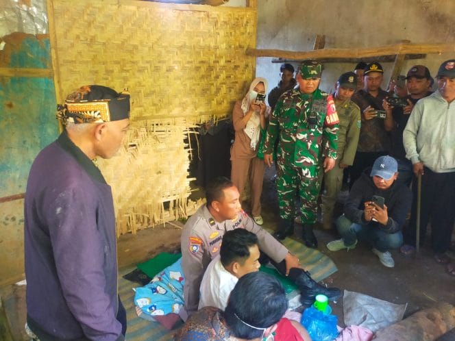 
Koramil Sukapura Kawal Evakuasi ODGJ yang Sempat Dipasung, Dibawa ke Lamongan untuk Penanganan Lanjutan