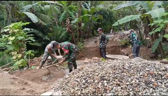 
Personel Kodim 1008/Tabalong dan Warga Pasang Pondasi Cakar Ayam Jembatan Garuda