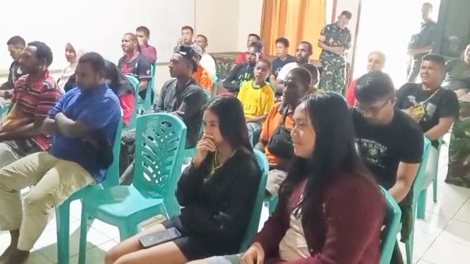 
Nobar Piala Dunia dan Makan Bersama, Koramil 1710-02/Timika Perkuat Kemanunggalan TNI-Rakyat