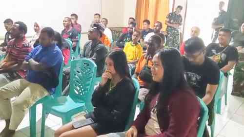 Nobar Piala Dunia dan Makan Bersama, Koramil 1710-02/Timika Perkuat Kemanunggalan TNI-Rakyat Nobar Piala Dunia dan Makan Bersama, Koramil 1710-02/Timika Perkuat Kemanunggalan TNI-Rakyat