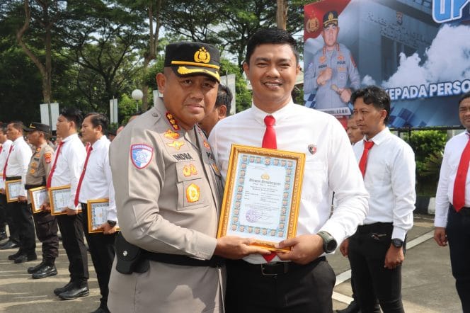 
Ipda Syaiful Rusdiansyah Raih Penghargaan Kapolresta Tangerang atas Pengungkapan Kasus Pembunuhan Berencana