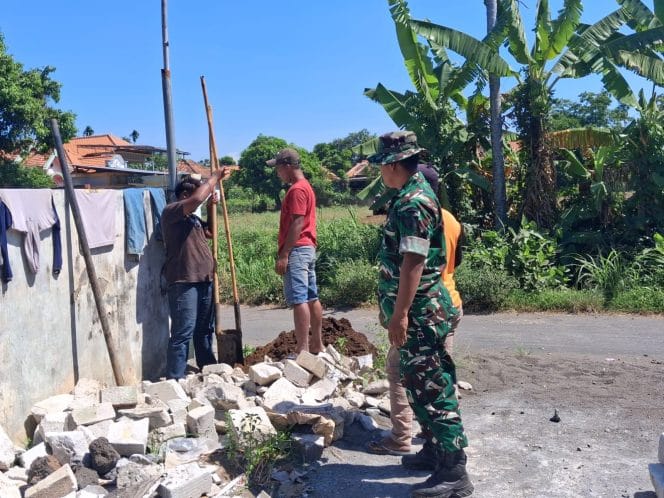 
Koramil Wonomerto Bersama Petugas Dan masyarakat Gotong Royong Perbaiki Saluran PDAM
