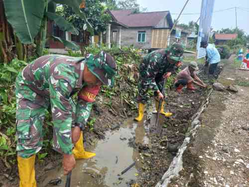 Semangat Kebersamaan, Babinsa dan Warga Awang Baru Bergotong Royong Cegah Banjir Semangat Kebersamaan, Babinsa dan Warga Awang Baru Bergotong Royong Cegah Banjir