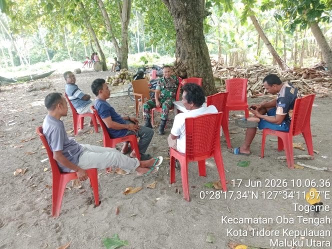 
Humanis dan Dekat dengan Warga, Babinsa Kodim 1505/Tidore Rutin Laksanakan Komsos