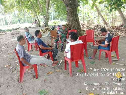 Humanis dan Dekat dengan Warga, Babinsa Kodim 1505/Tidore Rutin Laksanakan Komsos