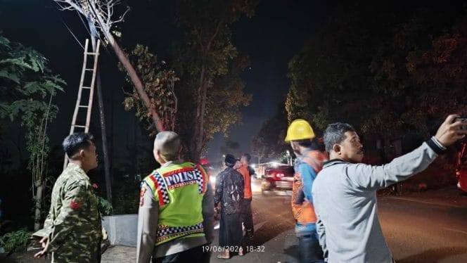 
Mengganggu Kabel PLN, Koramil Wonomerto Lakukan Pengamanan Penebangan Dan Pemangkasan Pohon