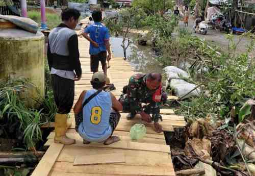 Babinsa Koramil 1002-05/Pandawan Gotong Royong Bantu Warga Perbaiki Titian di Desa Kayu Rabah Babinsa Koramil 1002-05/Pandawan Gotong Royong Bantu Warga Perbaiki Titian di Desa Kayu Rabah