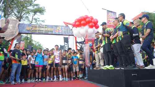 Semarak Hari Bhayangkara ke-80, Polres Probolinggo Kota Gelar Fun Run 6K dengan Ribuan Peserta Semarak Hari Bhayangkara ke-80, Polres Probolinggo Kota Gelar Fun Run 6K dengan Ribuan Peserta