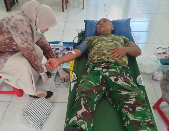 
Peduli Warga Sakit, Sertu Sholikin Sukarela Donorkan Darah untuk Fahriansyah