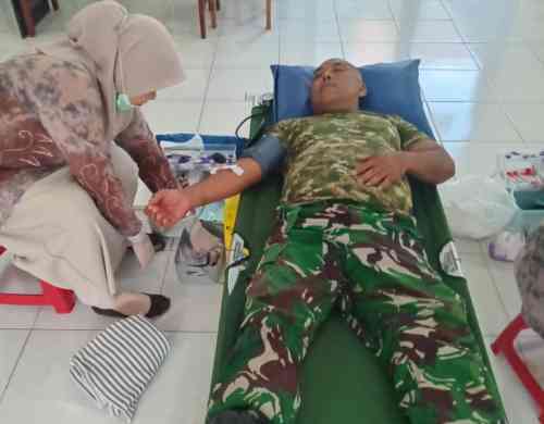 Peduli Warga Sakit, Sertu Sholikin Sukarela Donorkan Darah untuk Fahriansyah Peduli Warga Sakit, Sertu Sholikin Sukarela Donorkan Darah untuk Fahriansyah