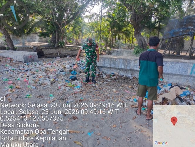 
Peduli Lingkungan Pesisir, Babinsa Kodim 1505/Tidore Ajak Warga Bersihkan Sampah Plastik di Pantai Oba Tengah