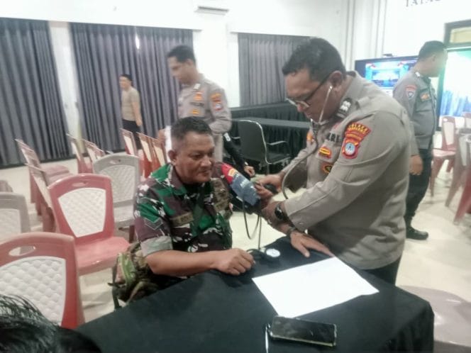 
Sambut HUT Bhayangkara ke-80, Personel Kodim 1008/Tabalong Ikut Donor Darah di Polres Tabalong