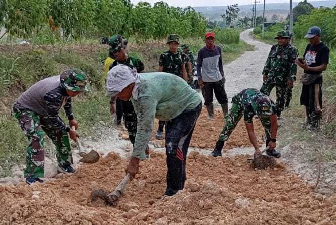 
Babinsa Bubulan Bojonegoro dan Warga Kompak Perbaiki Jalan Dusun Maor