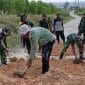 Babinsa Bubulan Bojonegoro dan Warga Kompak Perbaiki Jalan Dusun Maor Babinsa Bubulan Bojonegoro dan Warga Kompak Perbaiki Jalan Dusun Maor