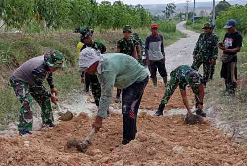 Babinsa Bubulan Bojonegoro dan Warga Kompak Perbaiki Jalan Dusun Maor Babinsa Bubulan Bojonegoro dan Warga Kompak Perbaiki Jalan Dusun Maor