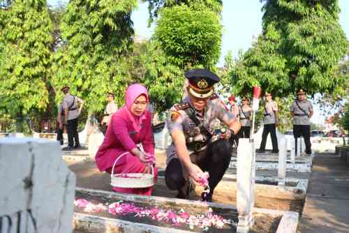 Peringati Hari Bhayangkara ke-80, Polres Probolinggo Kota Gelar Ziarah dan Tabur Bunga di TMP Peringati Hari Bhayangkara ke-80, Polres Probolinggo Kota Gelar Ziarah dan Tabur Bunga di TMP