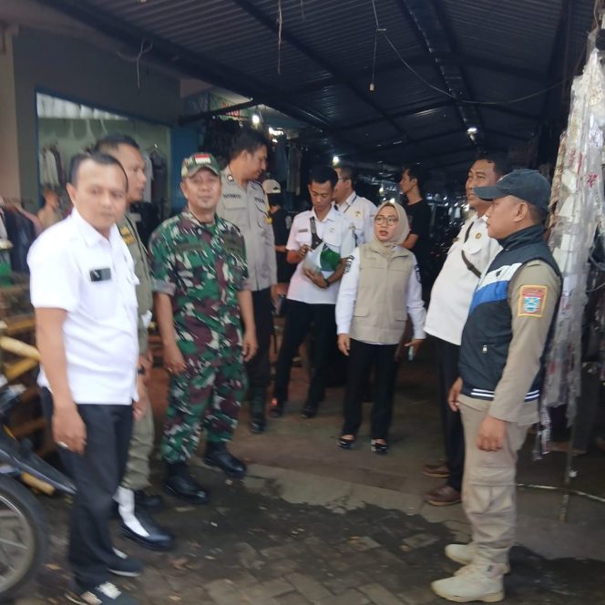 
Bersama Sejumlah Pihak, Koramil Maron Melakukan Pendampingan Penataan Ulang PKL Diarea Pasar