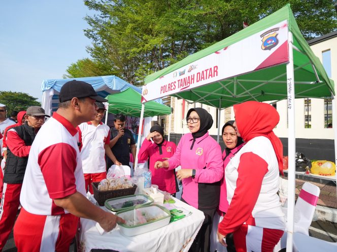 
Polda Sumbar Salurkan 200 Paket Bansos di CFD Hari Bhayangkara ke-80