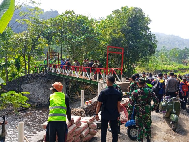 
Dandim 0820/Probolinggo Letkol Inf Ribut Yodo Apriantono Pimpin Peninjauan Jembatan Garuda Merah Putih Di Wilayah Teritorial