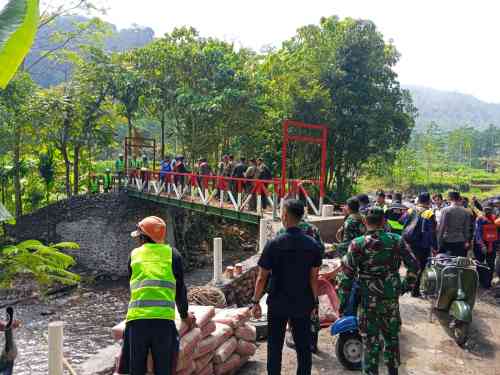 Dandim 0820/Probolinggo Letkol Inf Ribut Yodo Apriantono Pimpin Peninjauan Jembatan Garuda Merah Putih Di Wilayah Teritorial