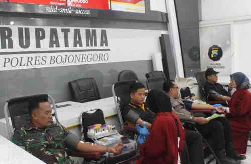 Babinsa Kodim Bojonegoro Ikuti Donor Darah Hari Bhayangkara Tahun 2026