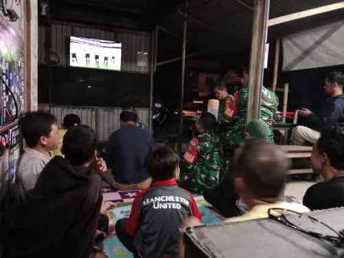 TNI dan Warga Desa Tubau Nobar Piala Dunia, Bangun Kebersamaan dan Keakraban
