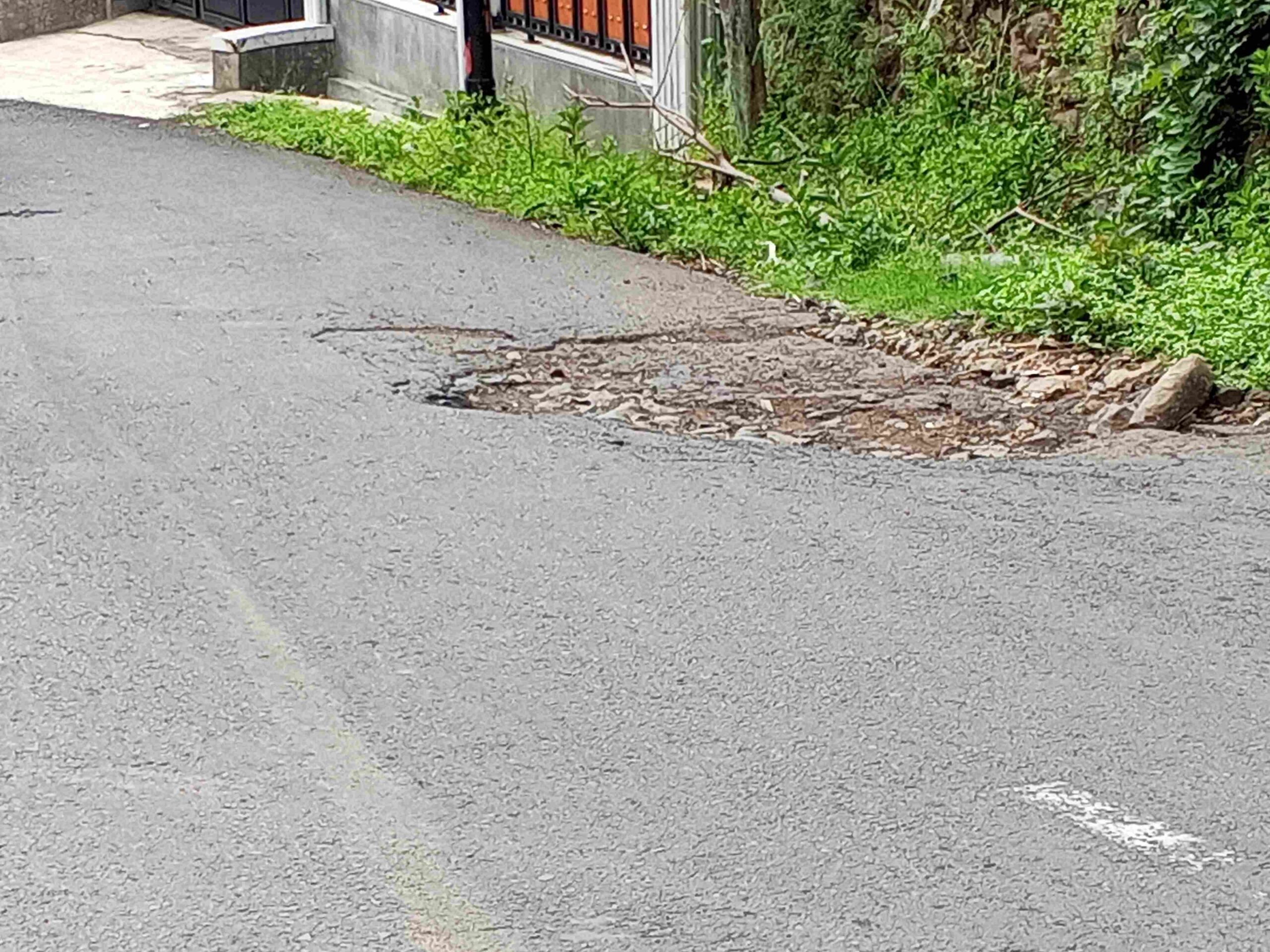 Jalan Sumber Rusak Bertahun-Tahun, Warga Minta Perhatian Serius Pemkab