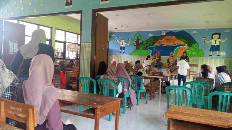 Momen Penuh Emosi di SMPN 1 Sumber, Orang Tua Sambut Kelulusan Putra-Putrinya dengan Haru