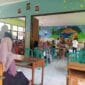 Momen Penuh Emosi di SMPN 1 Sumber, Orang Tua Sambut Kelulusan Putra-Putrinya dengan Haru