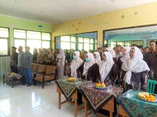 “Selesai Bukan Berarti Usai”, Pesan Mendalam Warnai Pelepasan 84 Siswa SMPN 1 Sumber “Selesai Bukan Berarti Usai”, Pesan Mendalam Warnai Pelepasan 84 Siswa SMPN 1 Sumber