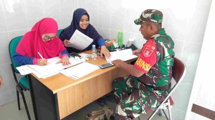 Dalam kegiatan komsos bersama petugas kesehatan Puskesmas, Babinsa juga melakukan pemeriksaan kesehatan
