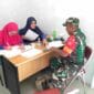 Dalam kegiatan komsos bersama petugas kesehatan Puskesmas, Babinsa juga melakukan pemeriksaan kesehatan