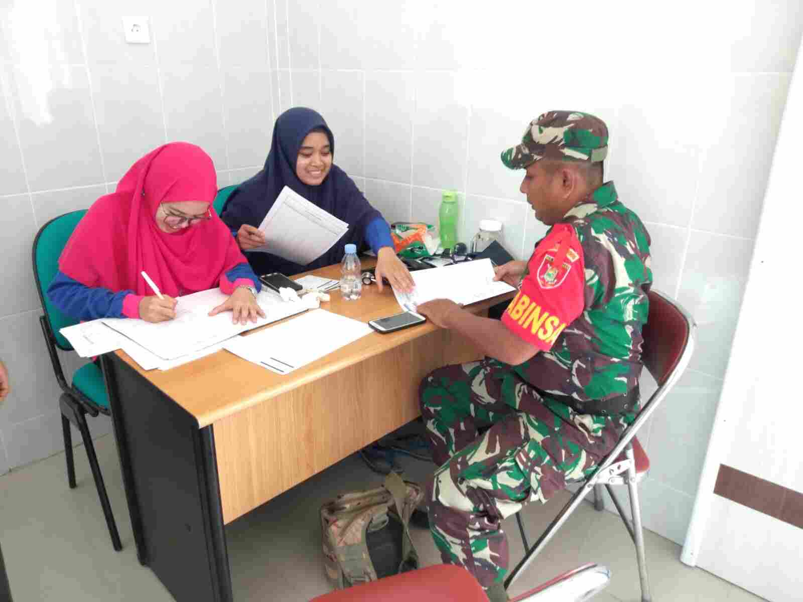 Dalam kegiatan komsos bersama petugas kesehatan Puskesmas, Babinsa juga melakukan pemeriksaan kesehatan