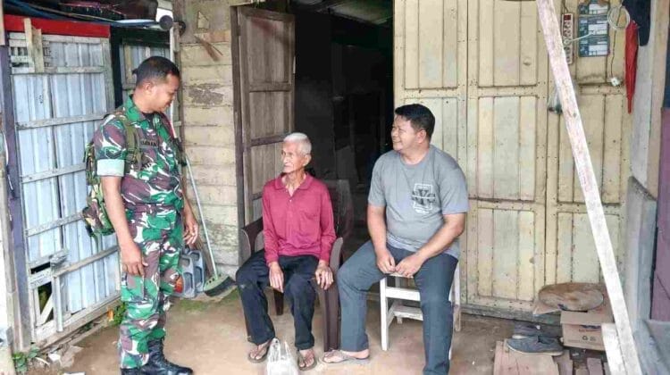Melalui Komsos Babinsa Aktif Sambangi Warga Guna Menjaga Silaturahmi Bersama Masyarakat