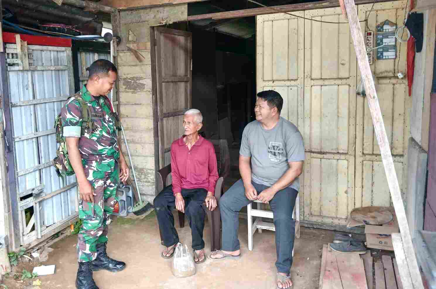 Melalui Komsos Babinsa Aktif Sambangi Warga Guna Menjaga Silaturahmi Bersama Masyarakat