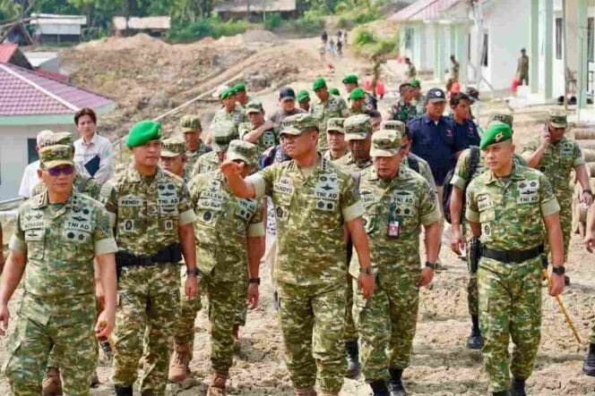 
Wapang TNI Tinjau Yonif TP 842/Badak Sakti, Dukung Pertahanan dan Ekonomi Daerah