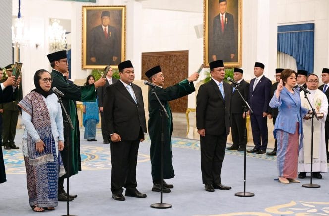 
Panglima TNI Hadiri Pelantikan Kepala BGN serta Penasihat Khusus Presiden