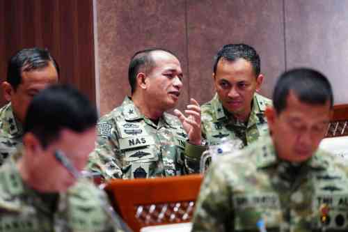 Panglima TNI dan Menhan RI Hadiri Raker Bersama Komisi I DPR RI Panglima TNI dan Menhan RI Hadiri Raker Bersama Komisi I DPR RI